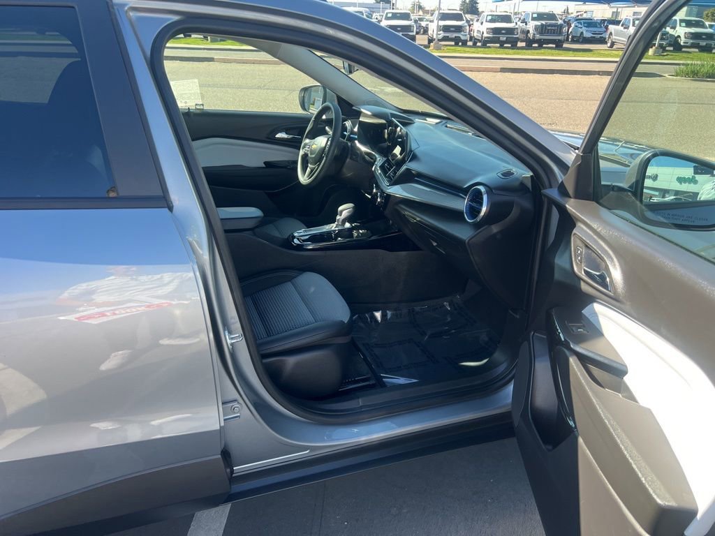 Used 2025 Chevrolet Trax LT FWD image 28