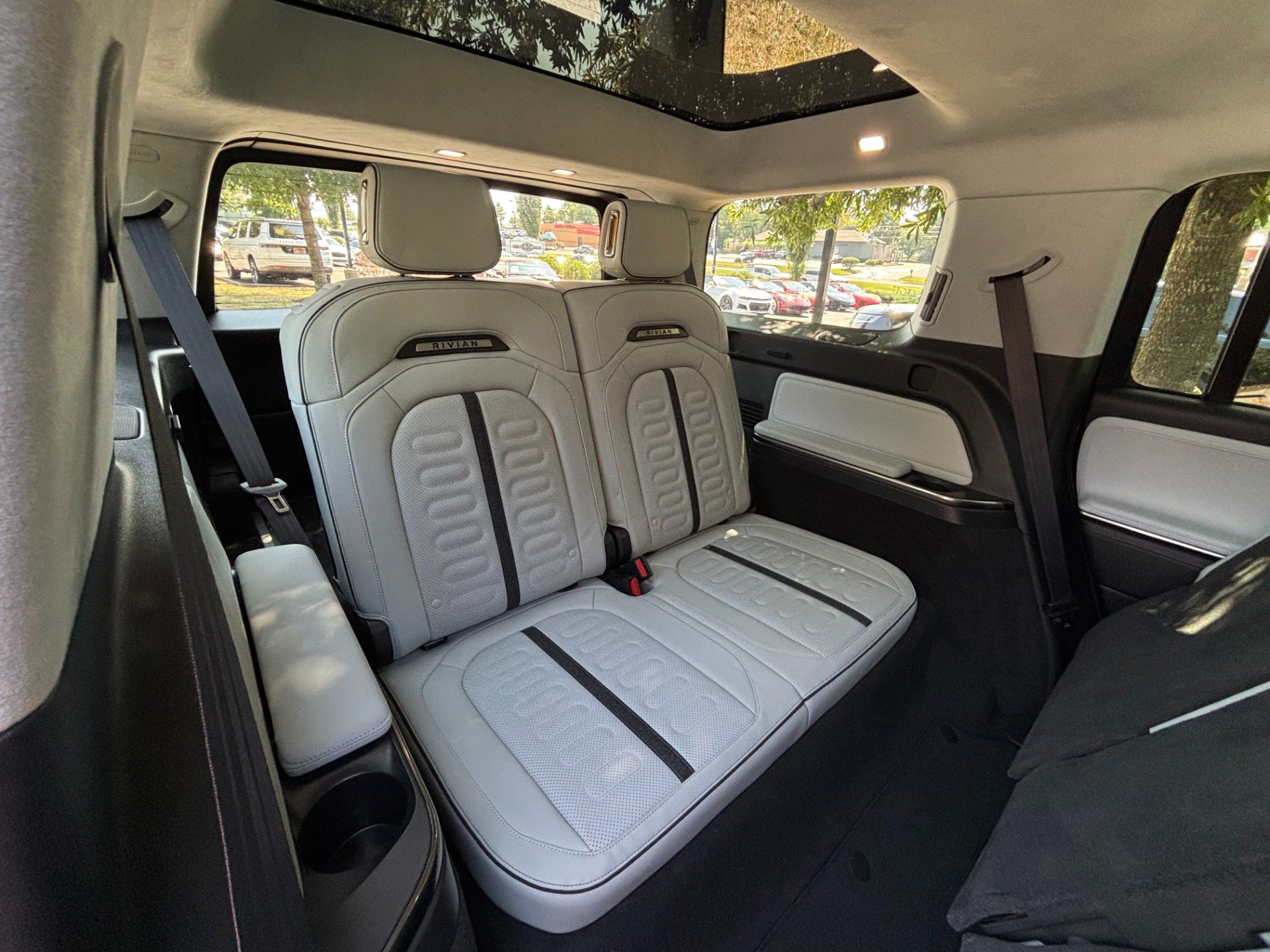Used 2024 Rivian R1S Adventure Dual AWD/4WD image 24