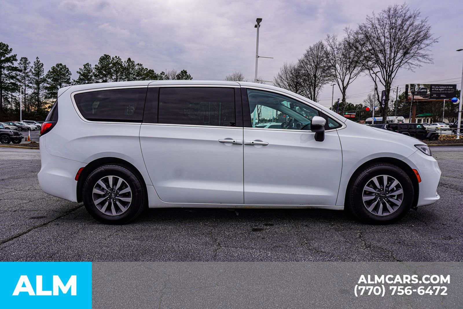 Used 2023 Chrysler Pacifica Touring-L image 11