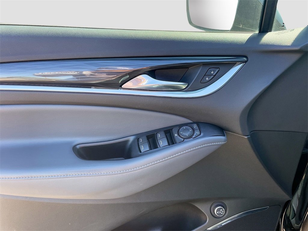 Used 2023 Buick Enclave Essence image 6