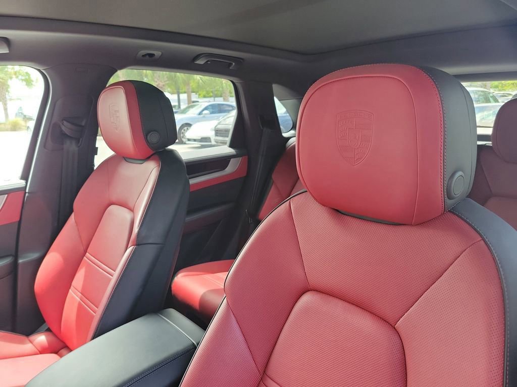 Certified 2025 Porsche Cayenne AWD/4WD image 6
