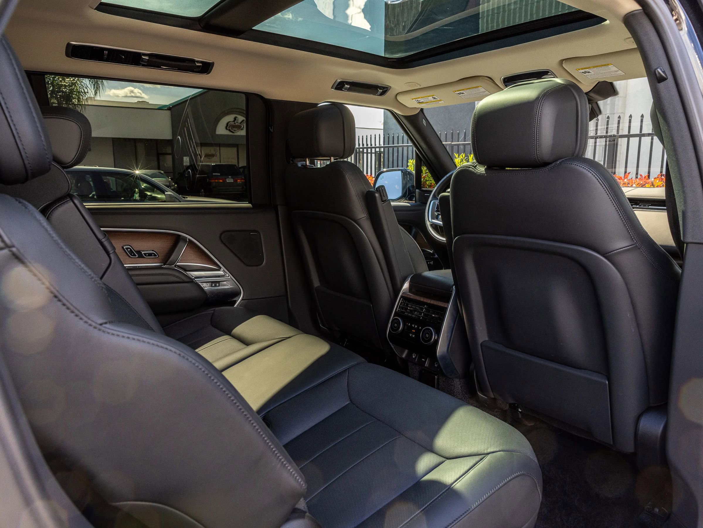 Used 2025 Land Rover Range Rover Long Wheelbase SE image 36