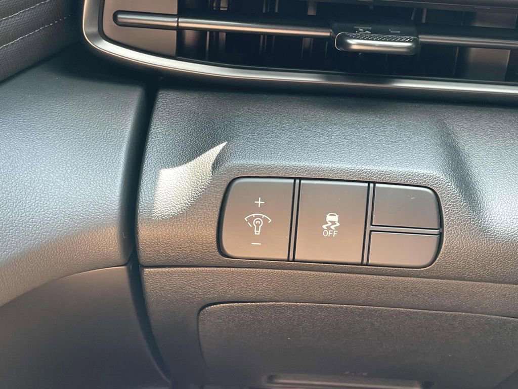 New 2025 Hyundai Elantra Sport FWD image 16