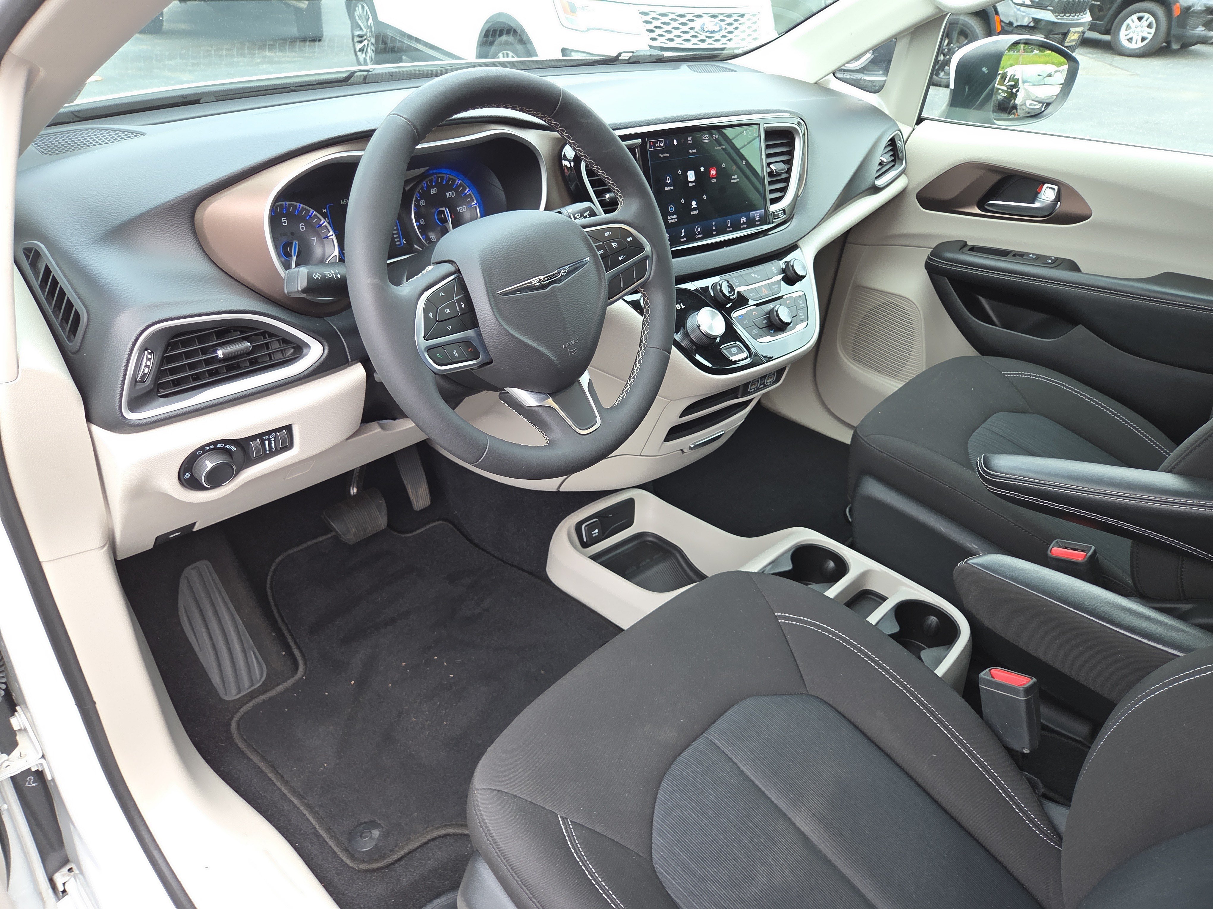 Certified 2022 Chrysler Voyager LX FWD image 16