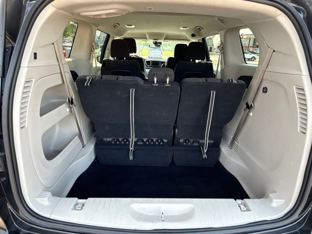 Used 2023 Chrysler Voyager LX FWD image 9