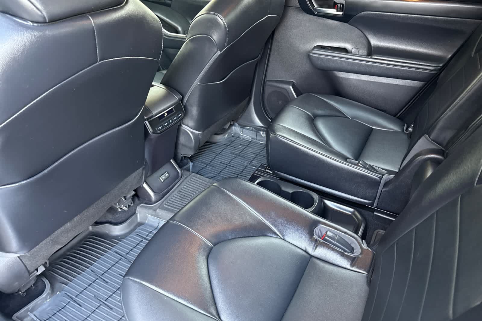 Used 2022 Toyota Highlander XLE AWD/4WD image 4