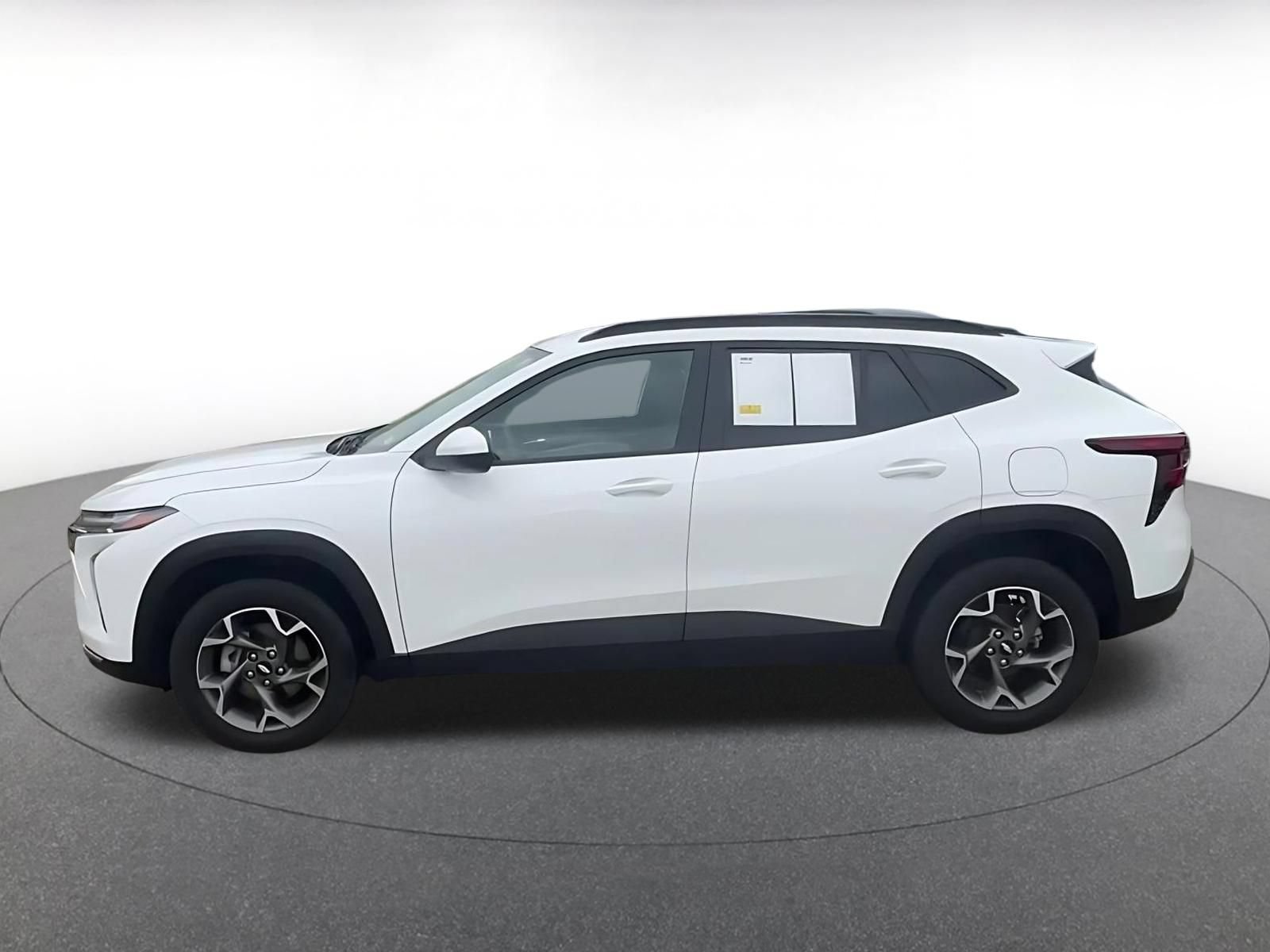 Used 2025 Chevrolet Trax LT FWD image 9