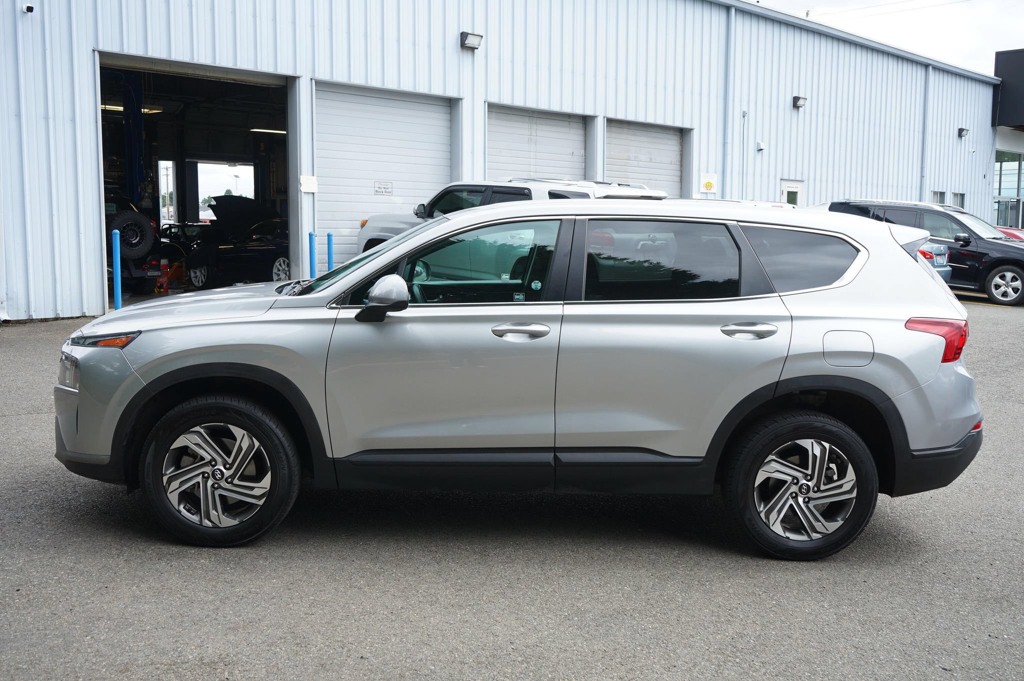 Used 2021 Hyundai Santa Fe SE AWD/4WD image 2