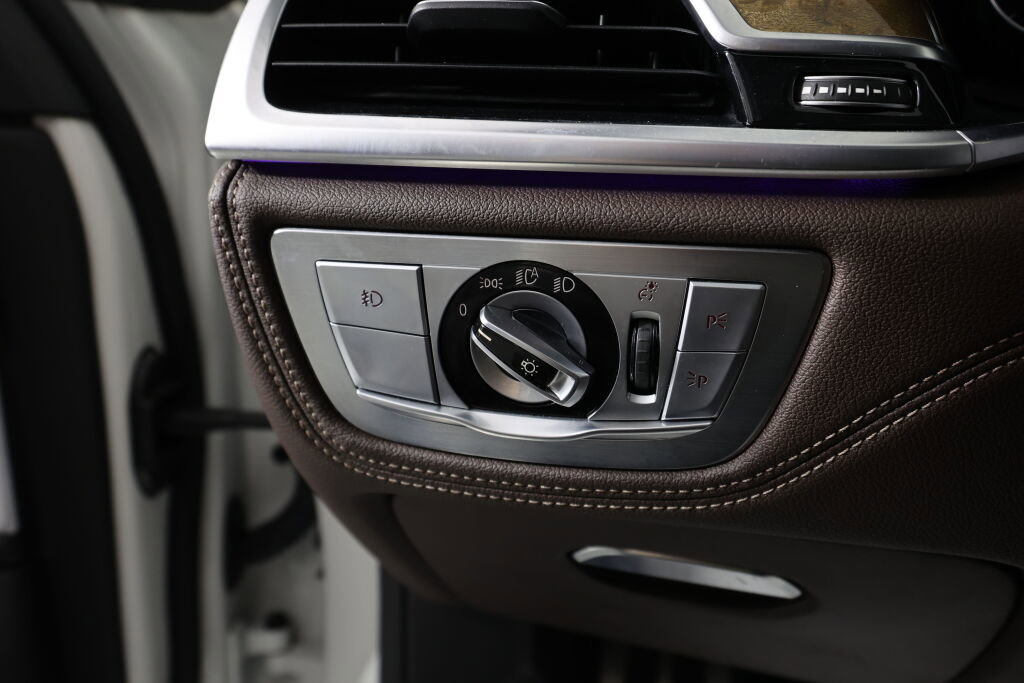 Used 2016 BMW 740i image 34