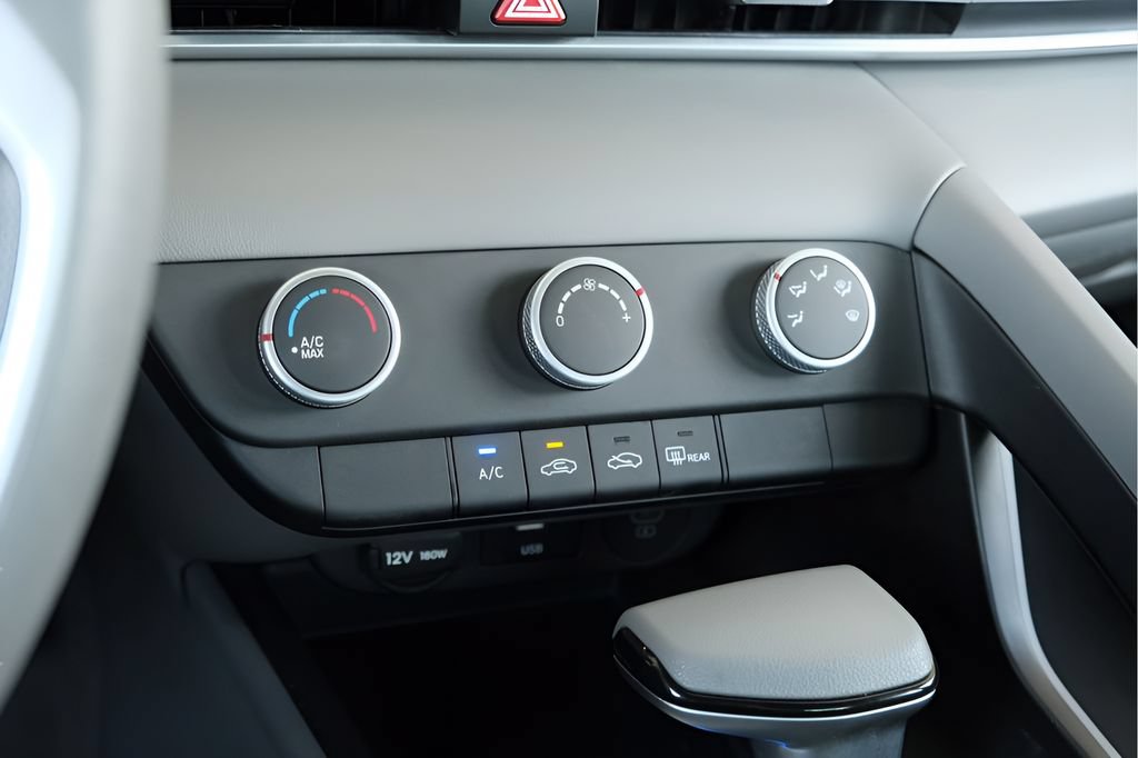 Used 2025 Hyundai Elantra SE FWD image 21