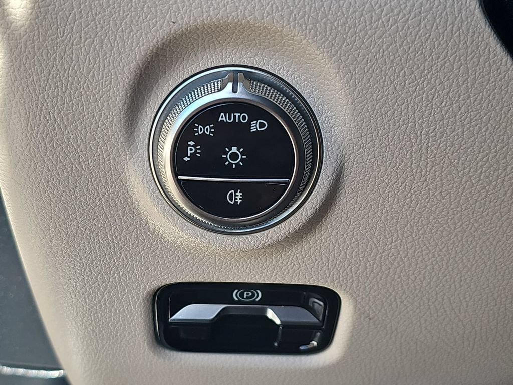 Used 2025 Mercedes-Benz C 300 4MATIC Sedan image 25