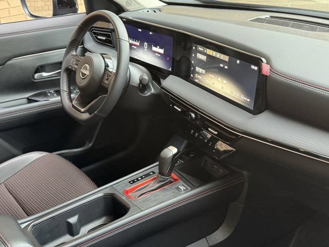 Used 2025 Nissan Kicks SR AWD/4WD image 8