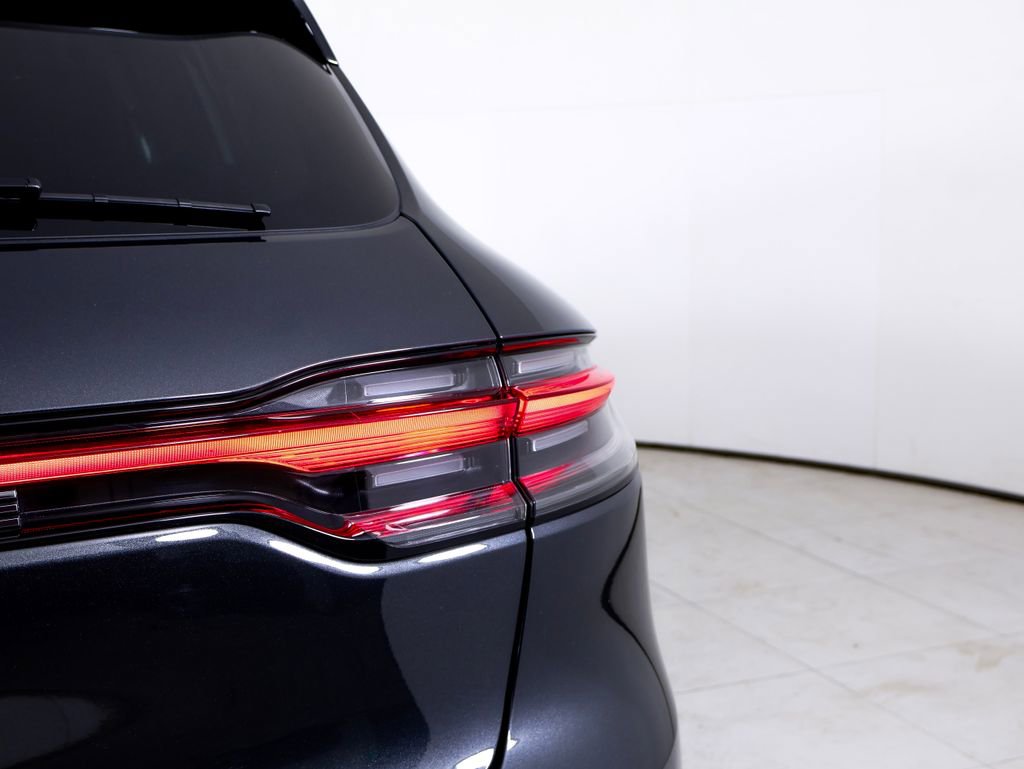 Certified 2025 Porsche Macan AWD/4WD image 10
