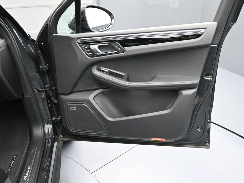 Certified 2025 Porsche Macan image 29