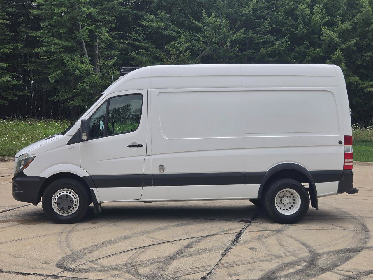 Used 2018 Freightliner Sprinter 3500 RWD image 2