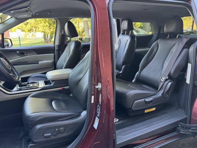 Used 2023 Kia Carnival LX FWD image 28