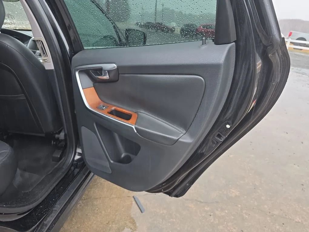 Used 2017 Volvo XC60 T5 Inscription image 39