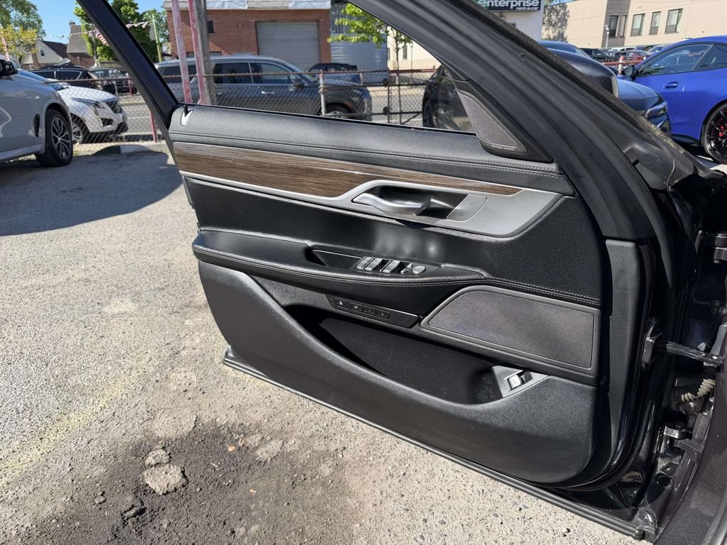 Used 2022 BMW 740i xDrive AWD/4WD image 24