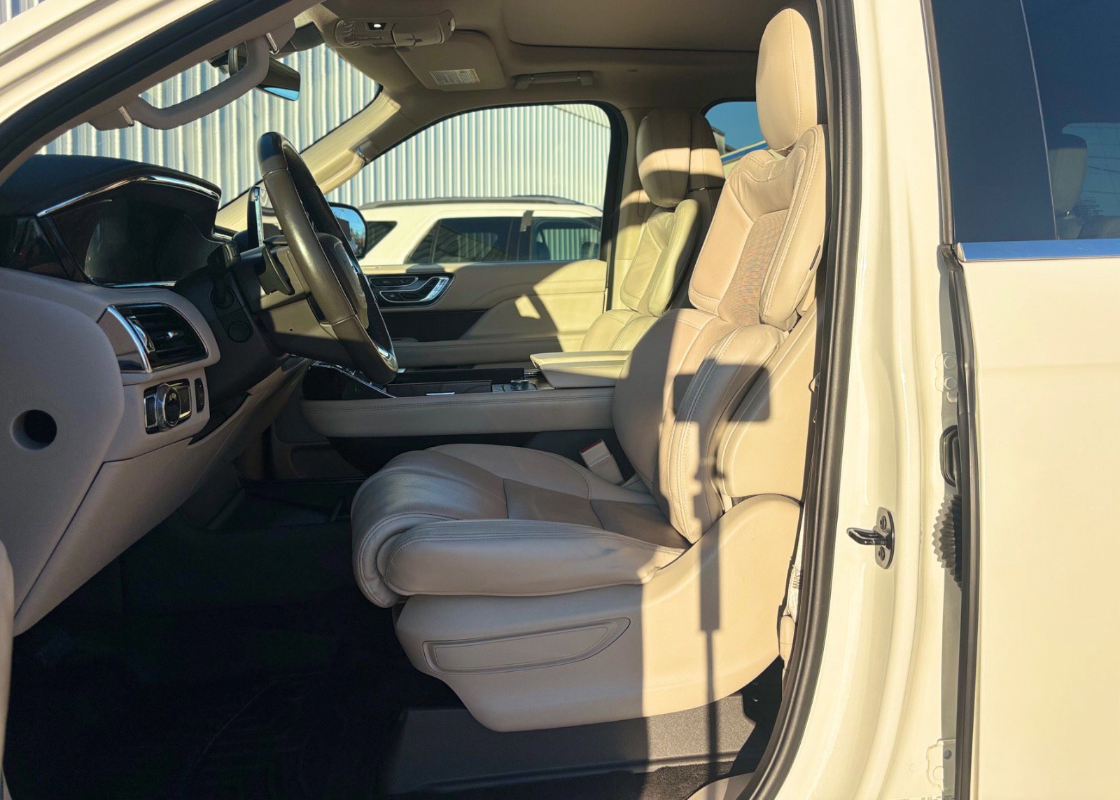 Used 2021 Lincoln Navigator L Reserve w/ Luxury Package image 23