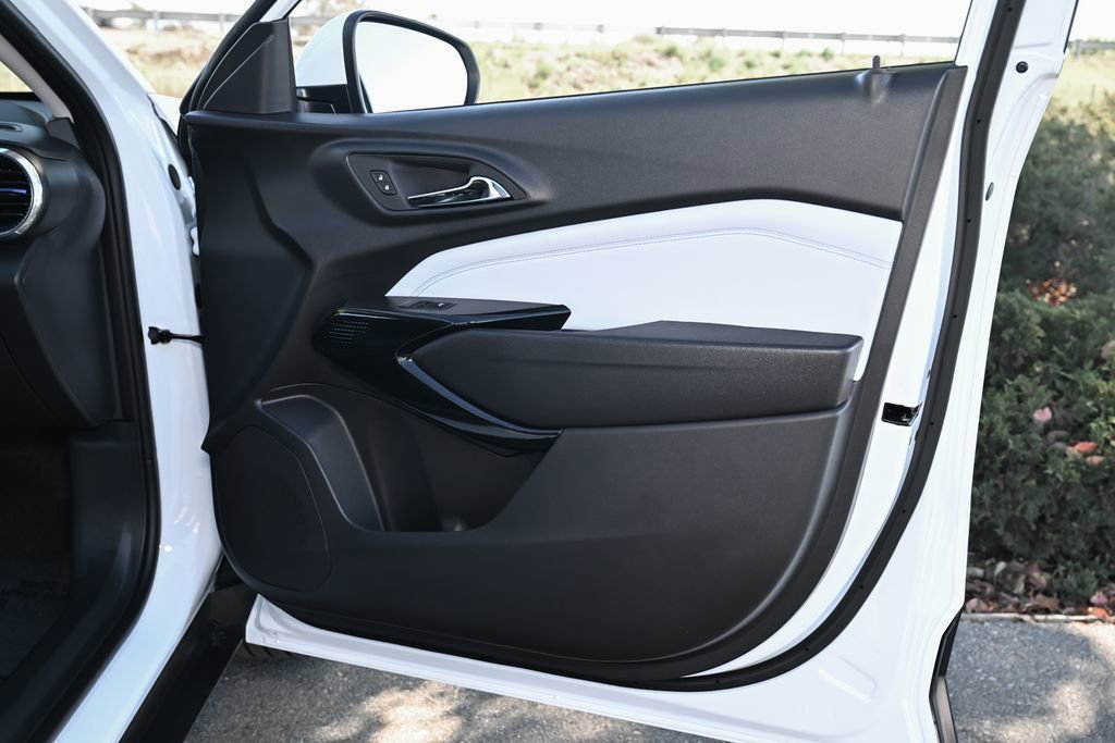 New 2026 Chevrolet Trax LT w/ LPO, Blackout Package FWD image 35