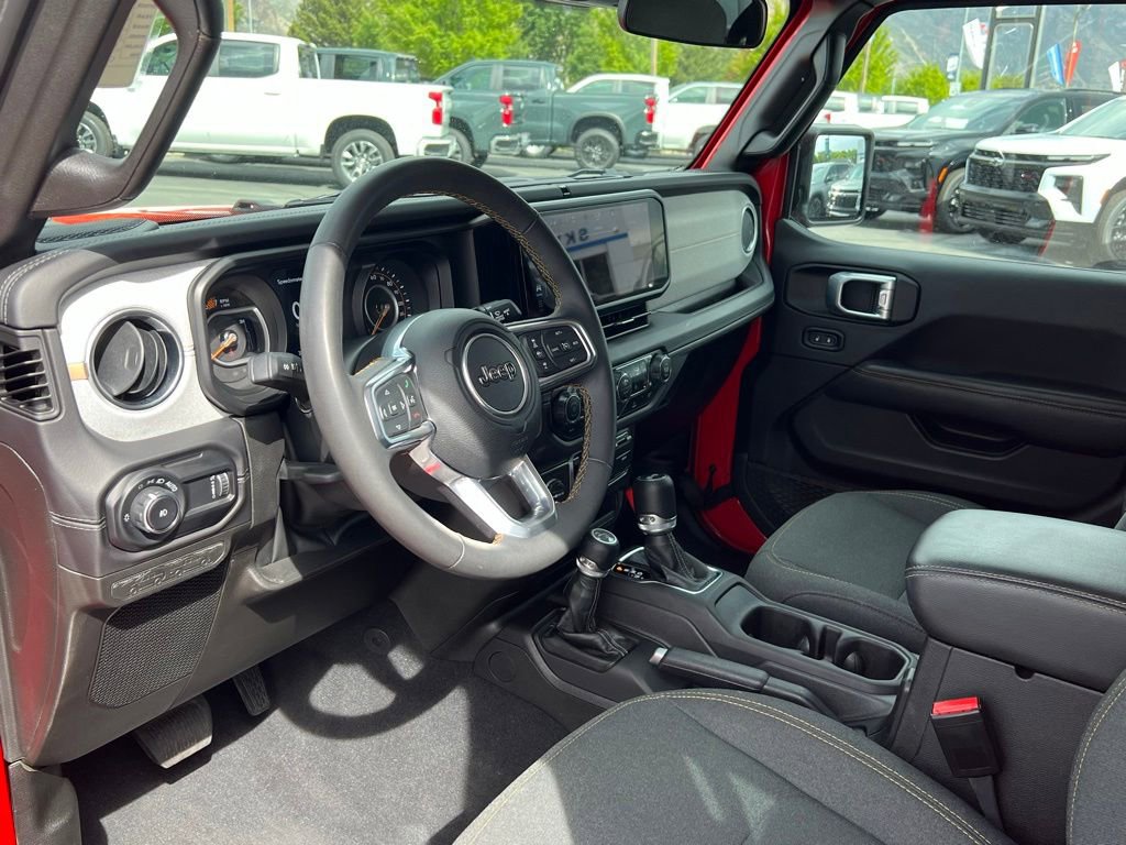 Used 2025 Jeep Wrangler Unlimited Sahara AWD/4WD image 24
