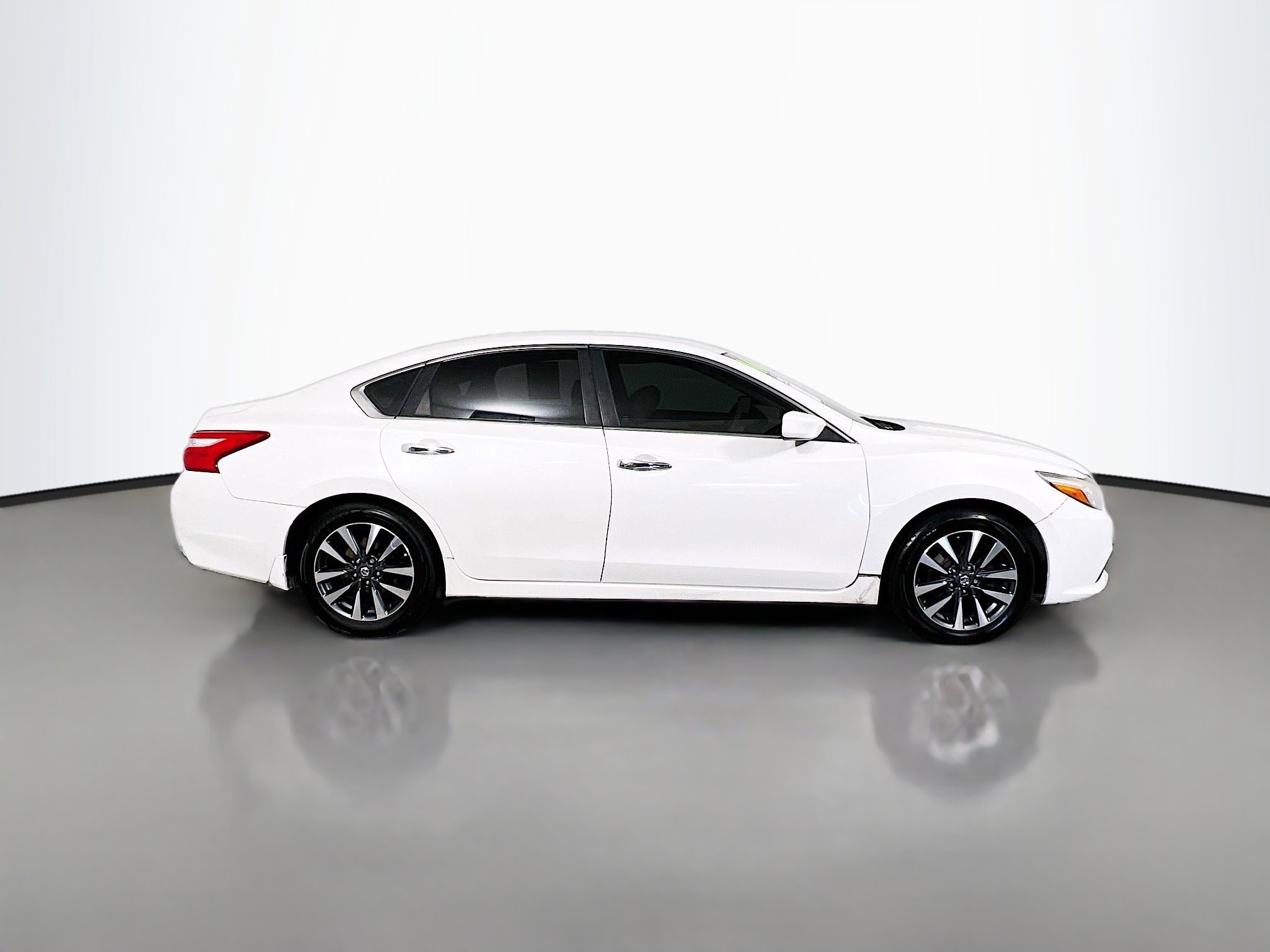 Used 2016 Nissan Altima 2.5 S w/ Power Driver Seat Package FWD image 3