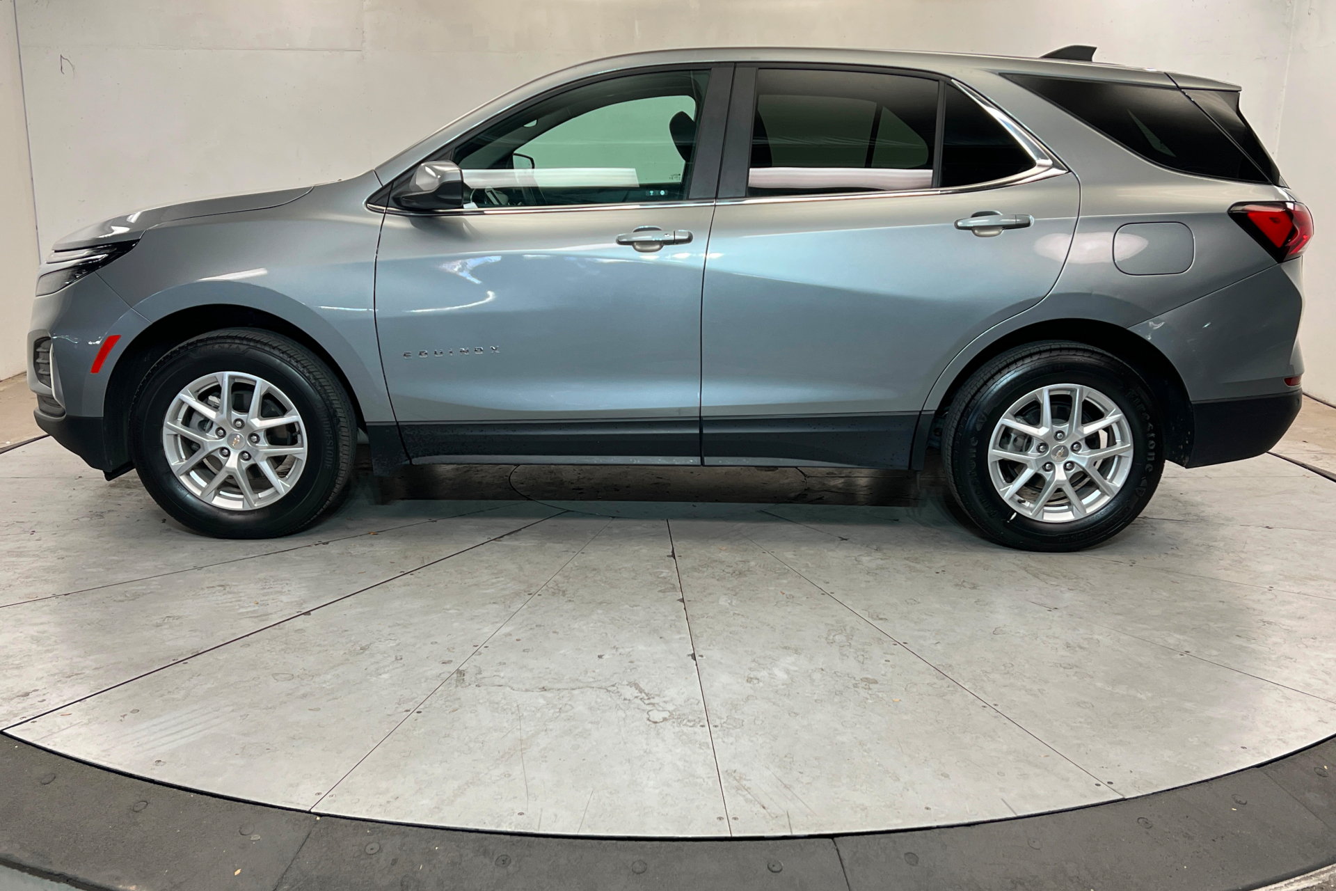 Used 2024 Chevrolet Equinox LT AWD/4WD image 2