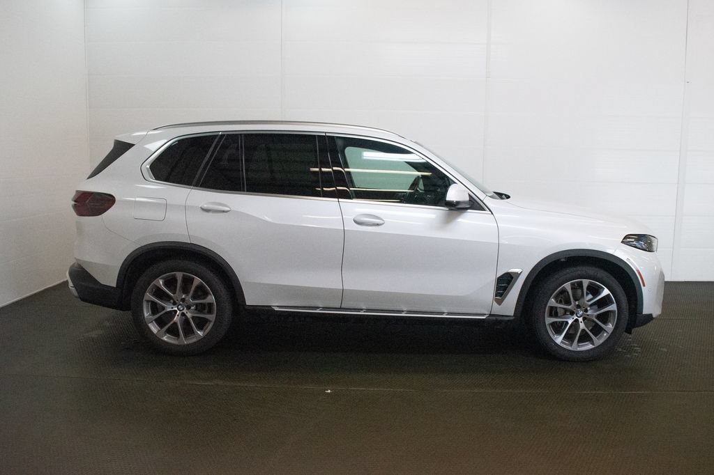 Used 2024 BMW X5 xDrive40i w/ Premium Package AWD/4WD image 3