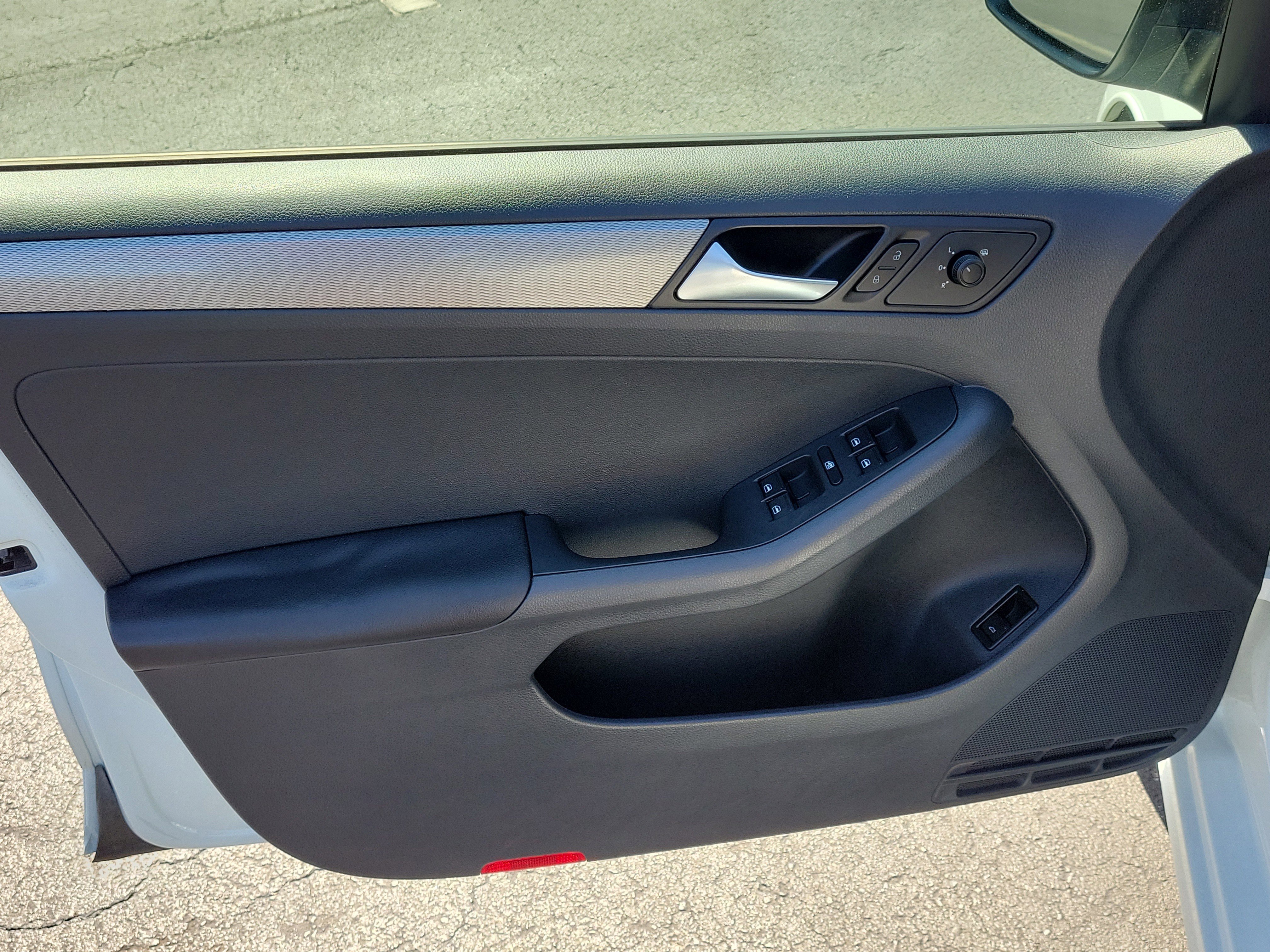 Used 2015 Volkswagen Jetta SE FWD image 16