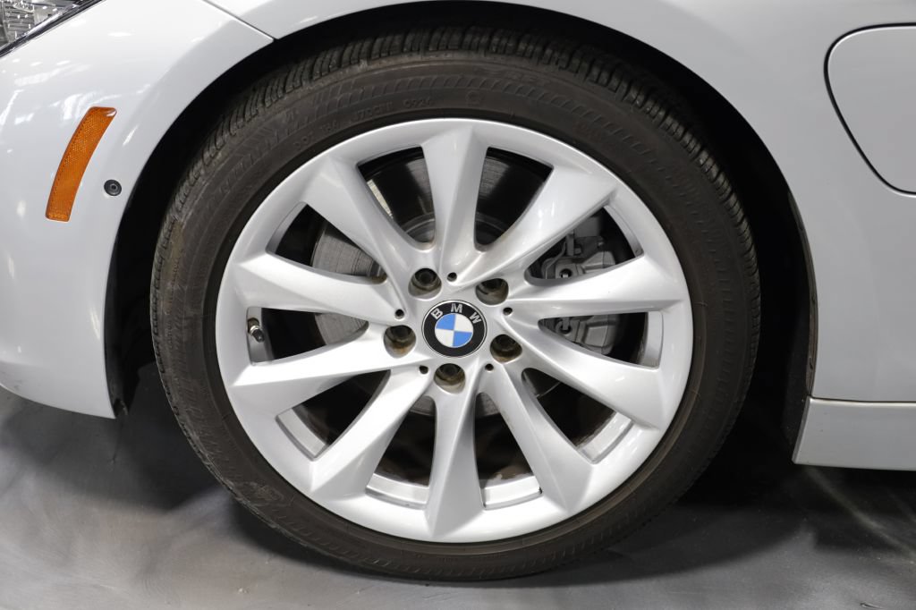Used 2017 BMW 330e w/ Technology Package RWD image 43