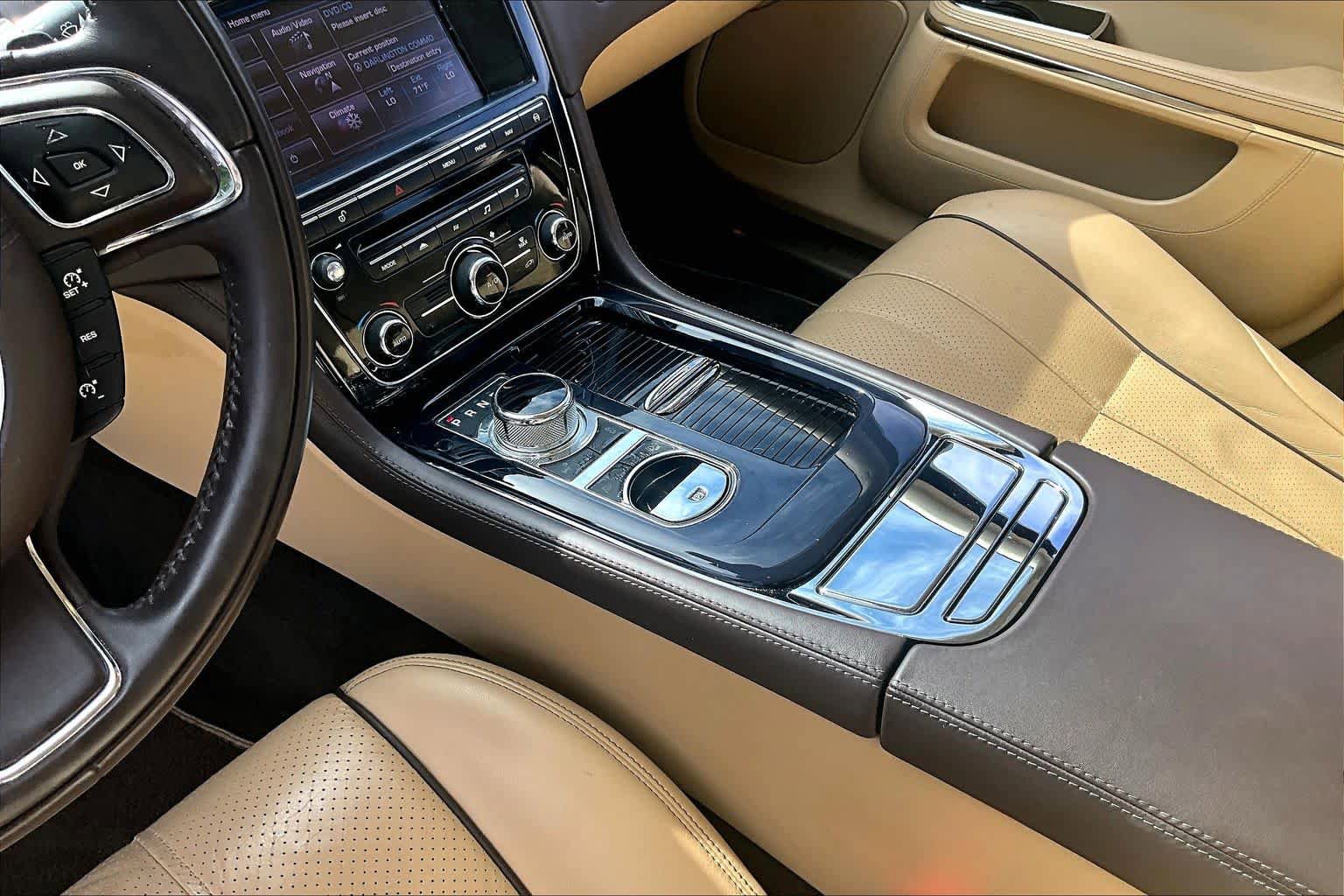 Used 2013 Jaguar XJ RWD image 17