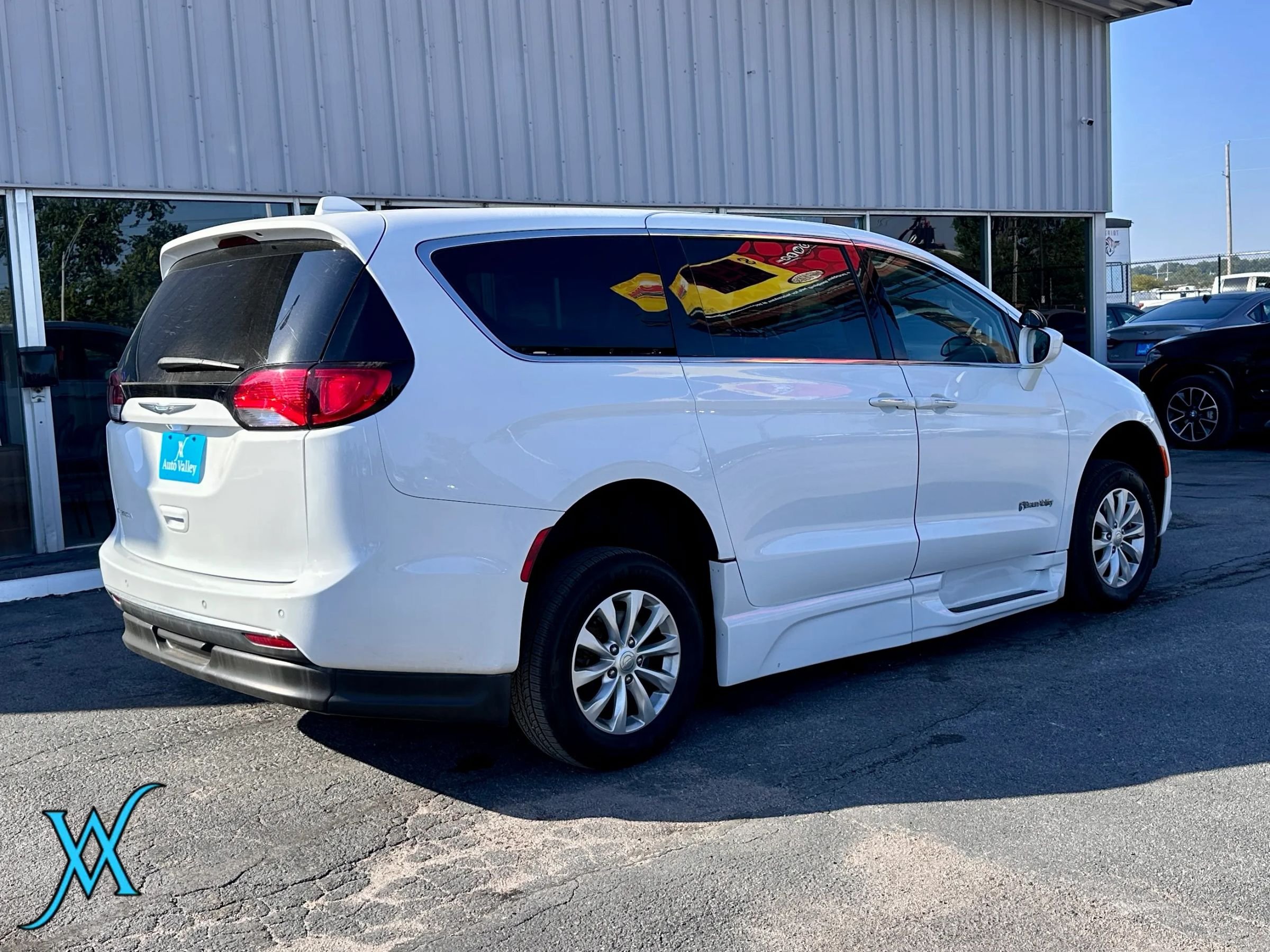 Used 2018 Chrysler Pacifica Touring Plus FWD image 7