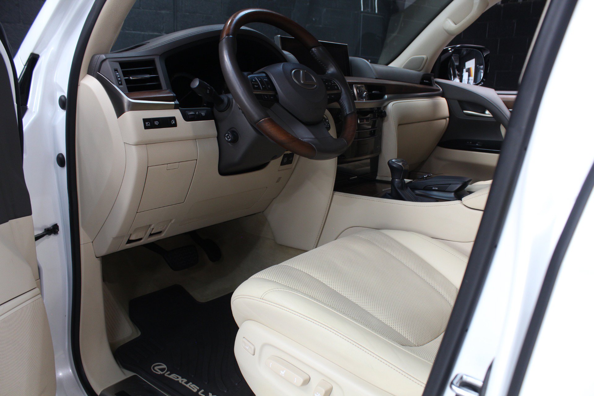 Used 2021 Lexus LX 570 4WD w/ Luxury Package image 33