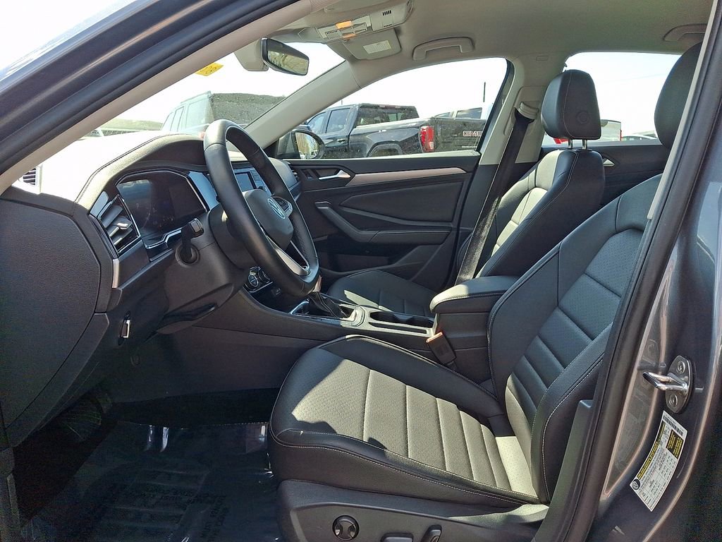 Used 2024 Volkswagen Jetta SE image 13