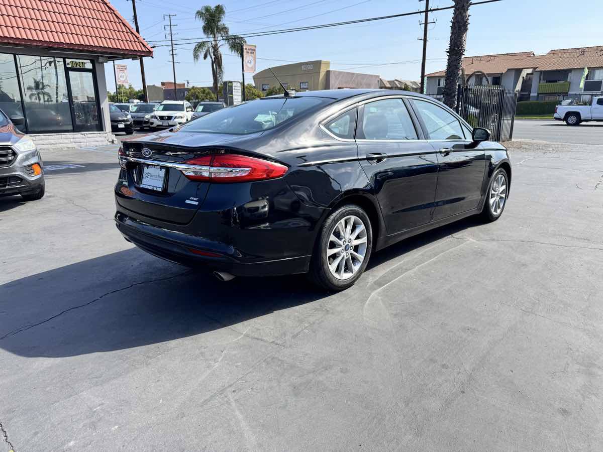 Used 2017 Ford Fusion SE w/ Fusion SE Technology Package FWD image 6