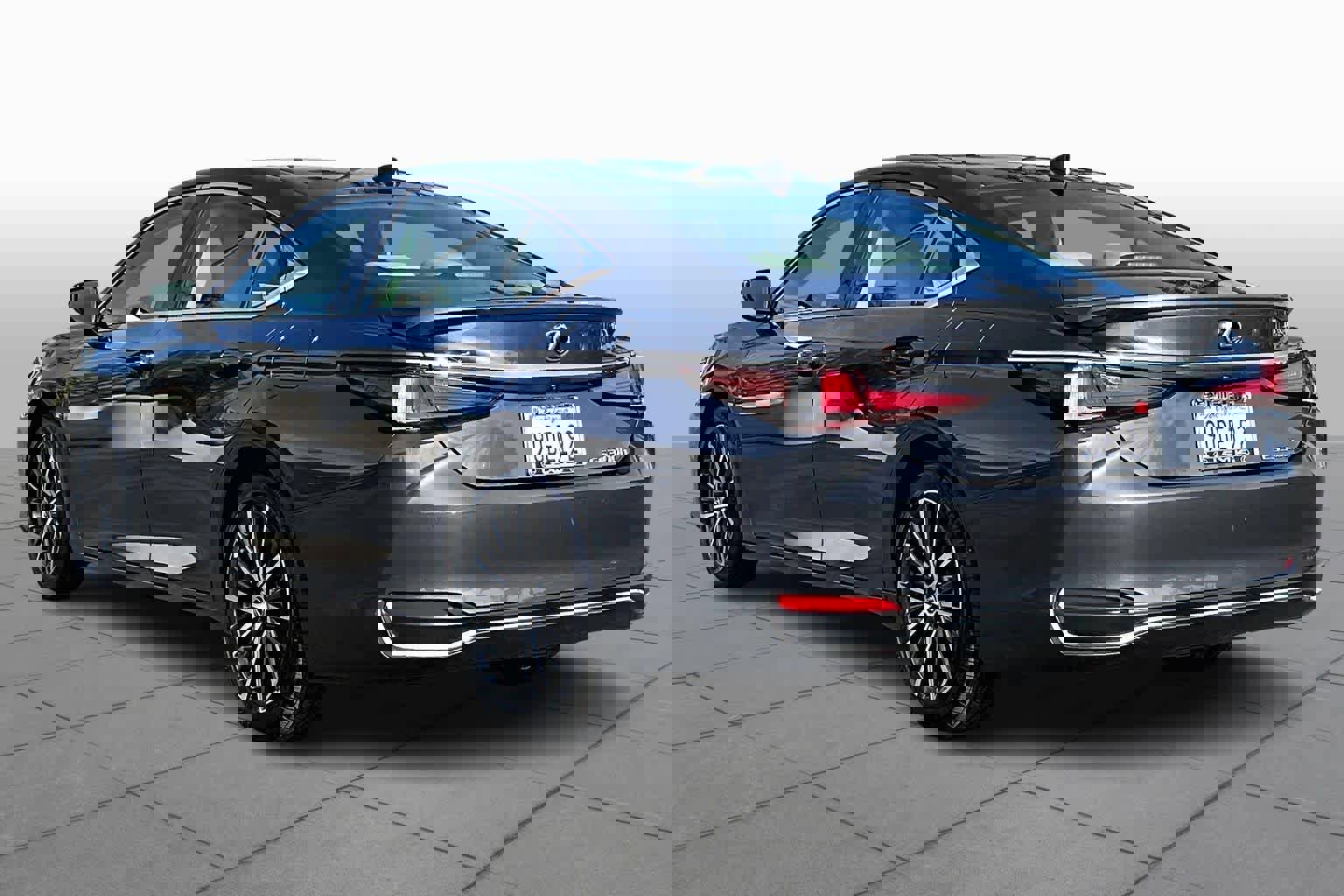 Certified 2025 Lexus ES 300h w/ Premium Package image 11