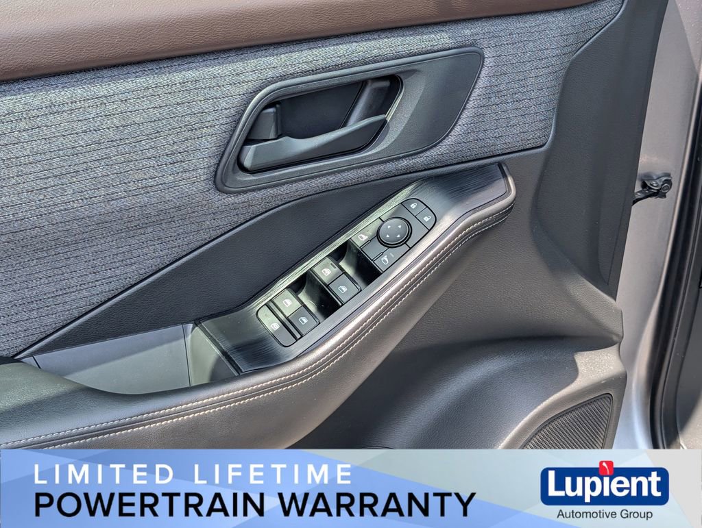 Used 2022 Nissan Rogue S AWD/4WD image 16
