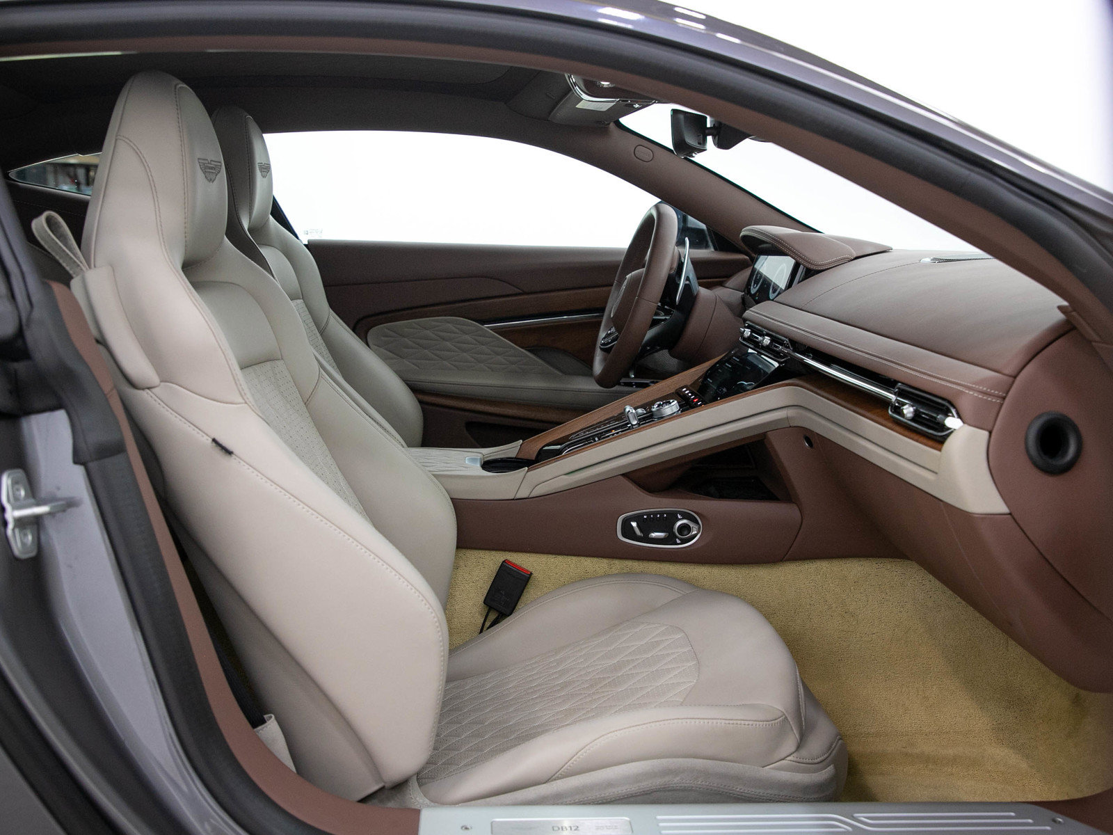 Used 2025 Aston Martin DB12 Coupe RWD image 10