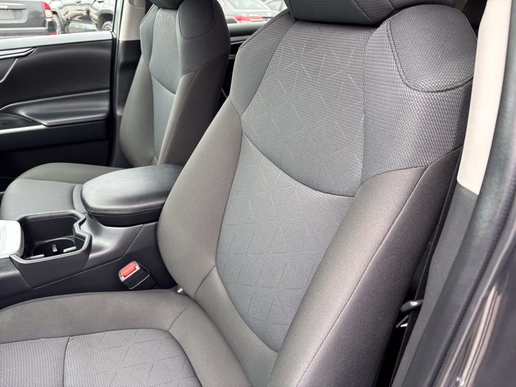Used 2025 Toyota RAV4 XLE FWD image 19