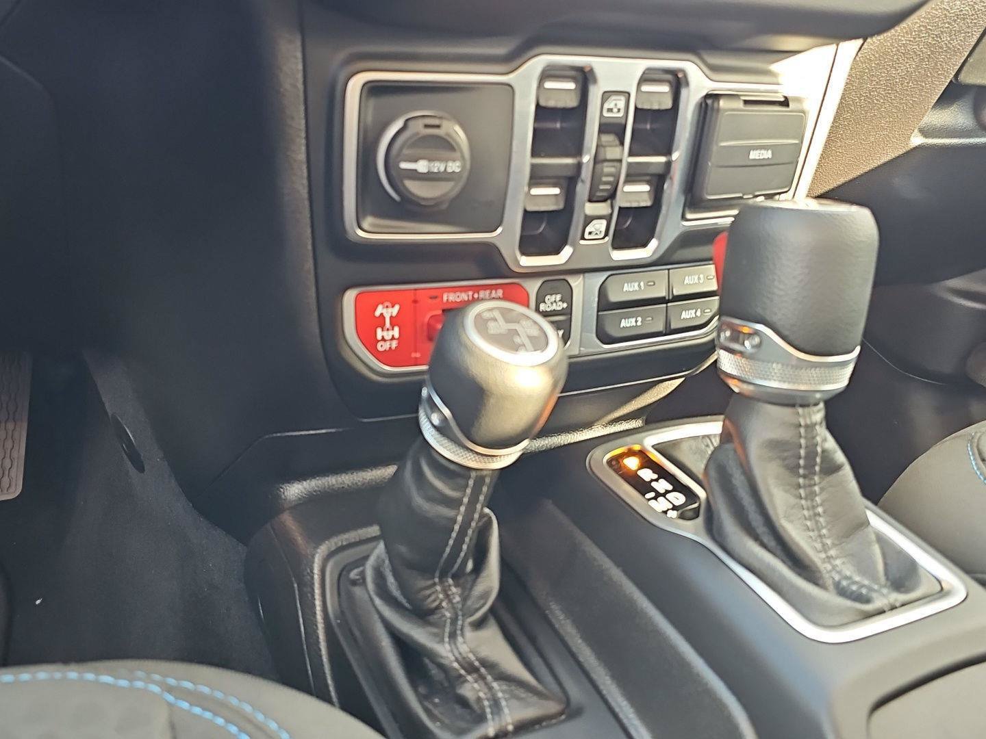 Used 2025 Jeep Wrangler Unlimited Rubicon 4xe w/ Convenience Group AWD/4WD image 23