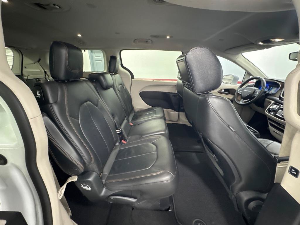 Used 2017 Chrysler Pacifica Touring-L w/ Tire & Wheel Group FWD image 13