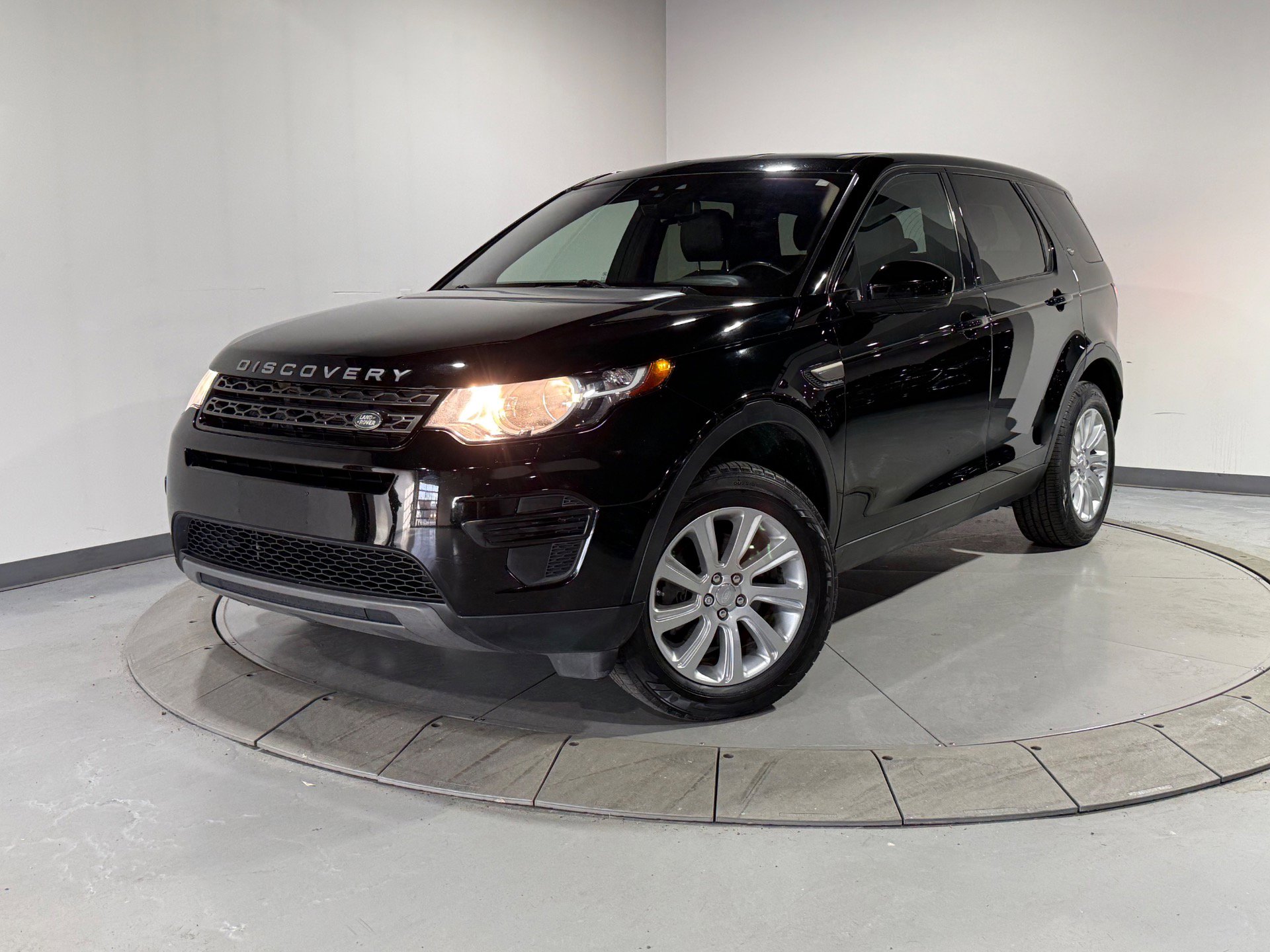 Used 2018 Land Rover Discovery Sport SE AWD/4WD image 1