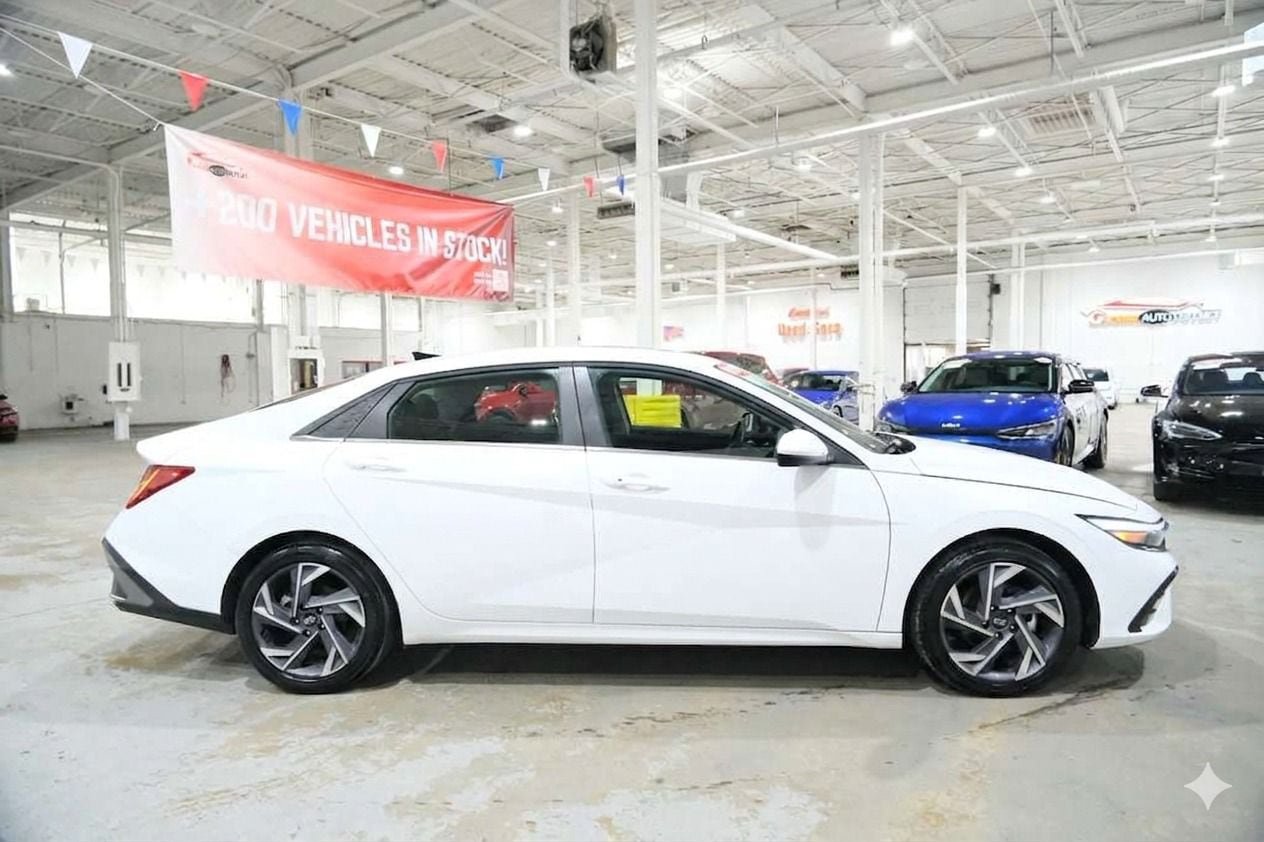 Used 2025 Hyundai Elantra SEL FWD image 13