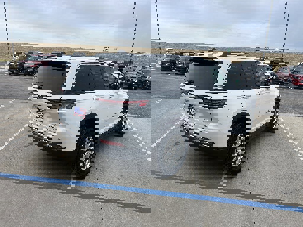 Used 2024 Jeep Grand Cherokee Limited image 5