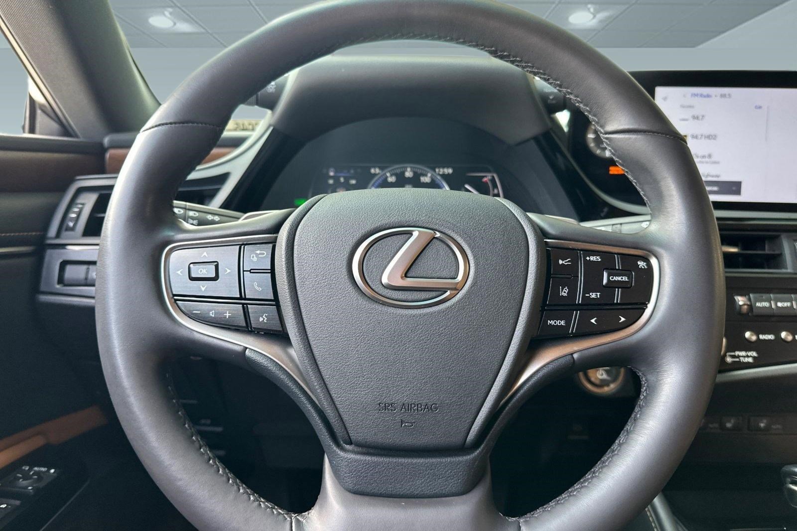 Used 2024 Lexus ES 300h w/ Premium Package image 17