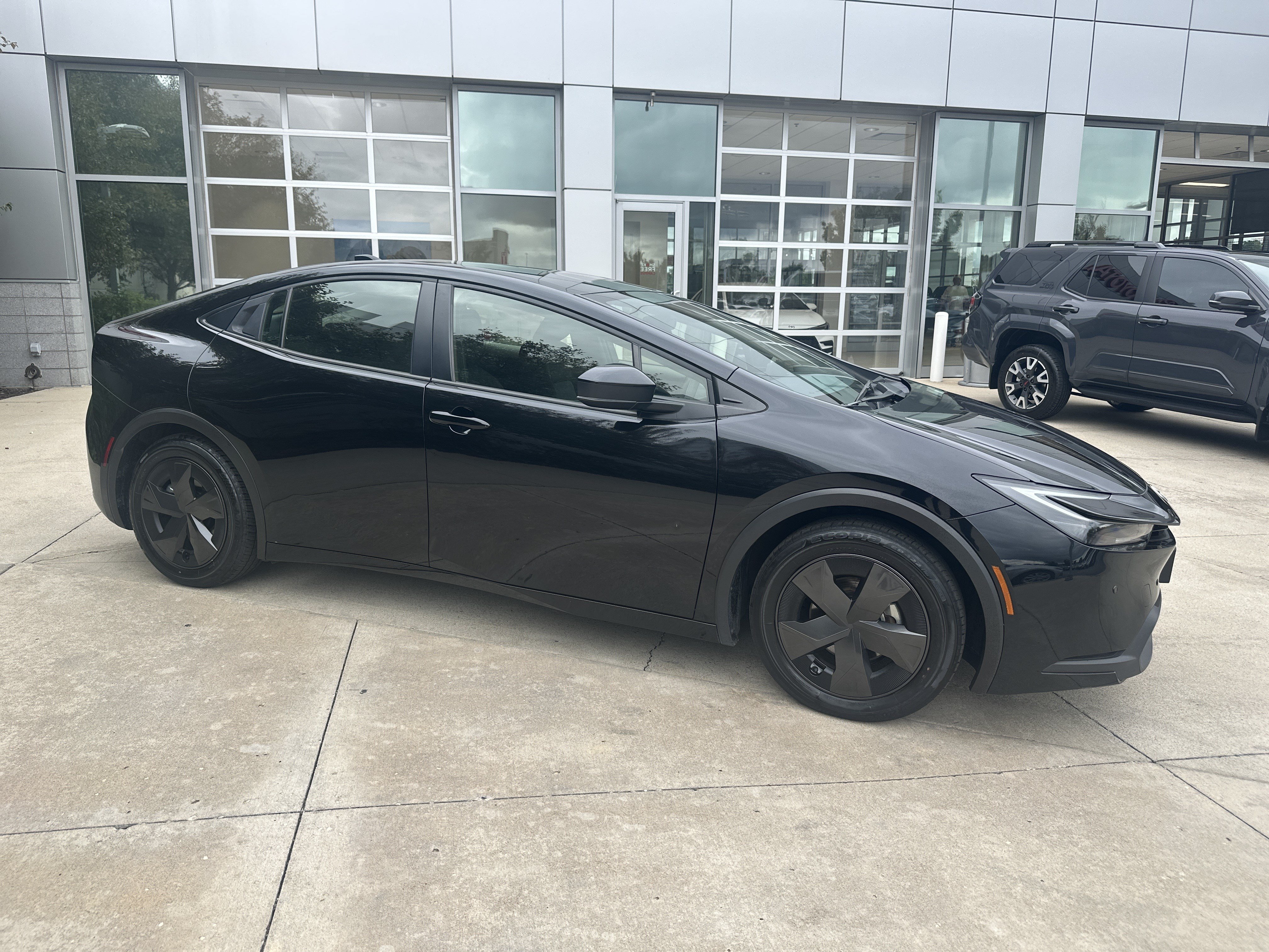 Used 2025 Toyota Prius LE FWD image 2