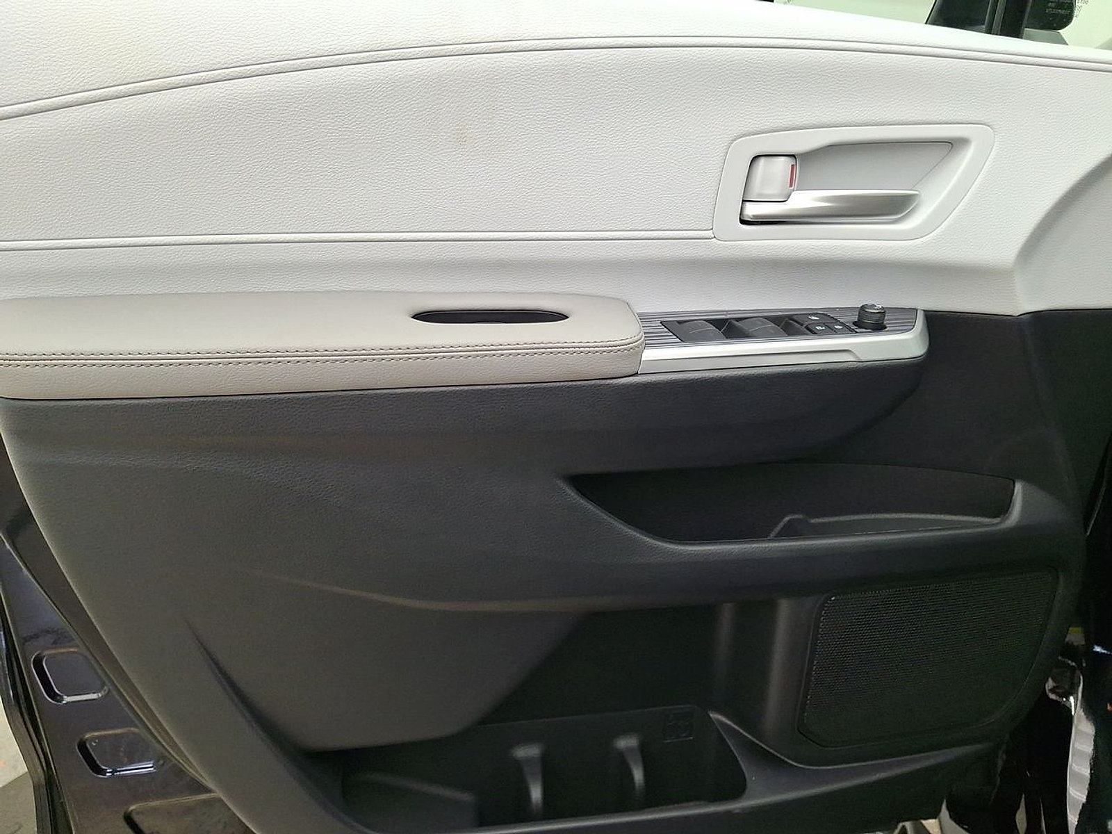 Used 2026 Toyota Sienna XLE FWD image 13