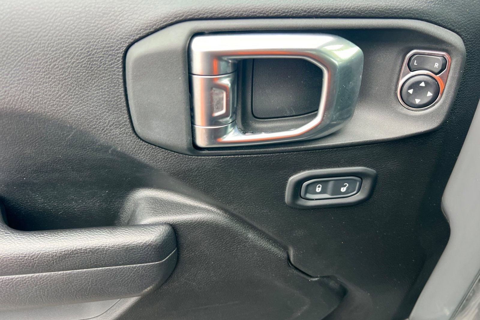 Used 2023 Jeep Wrangler Sport image 11