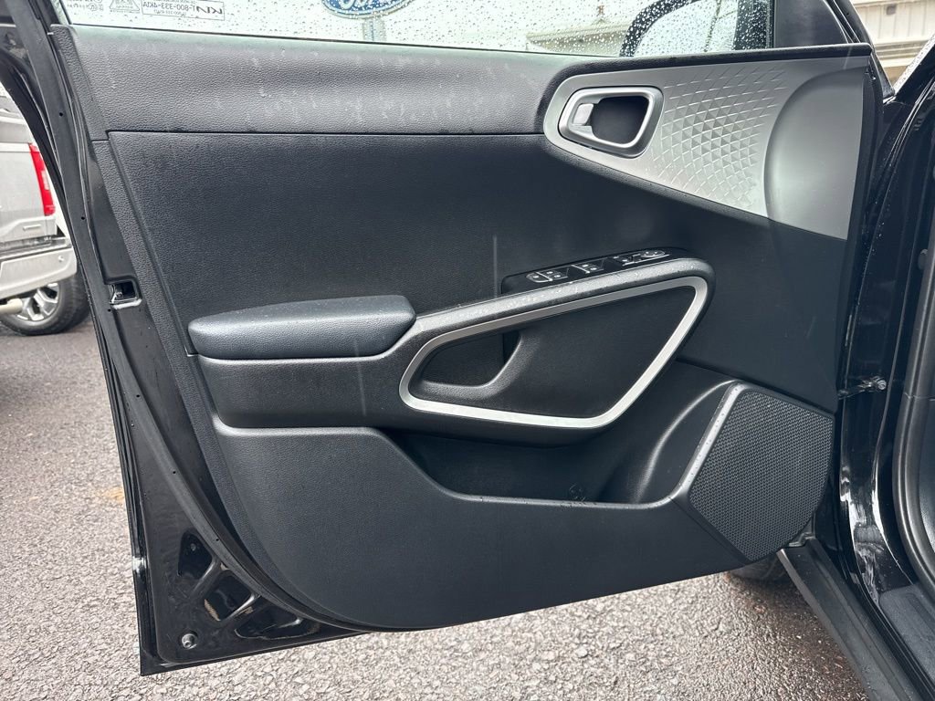 Used 2023 Kia Soul LX image 13