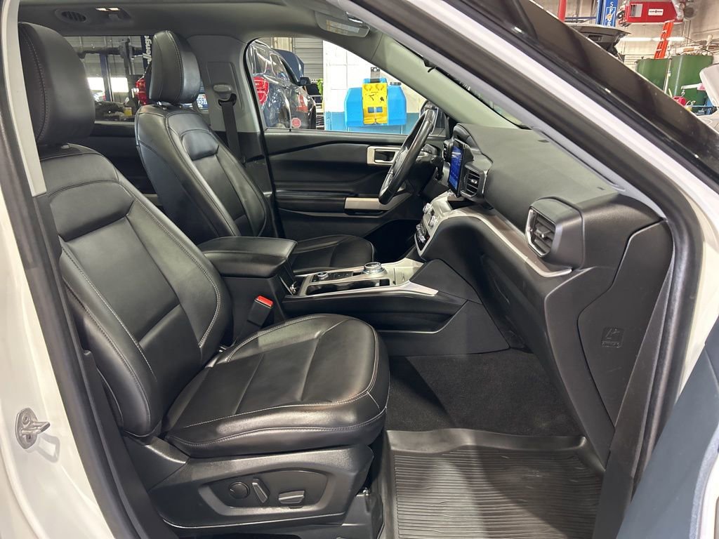 Used 2023 Ford Explorer XLT AWD/4WD image 42